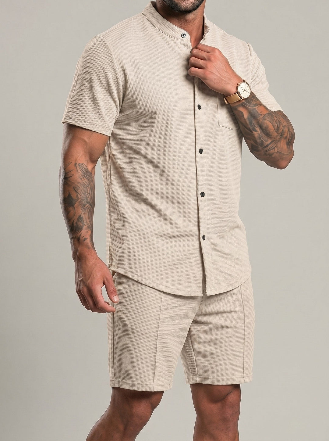 Ensemble chemise boutonnée et short, porté