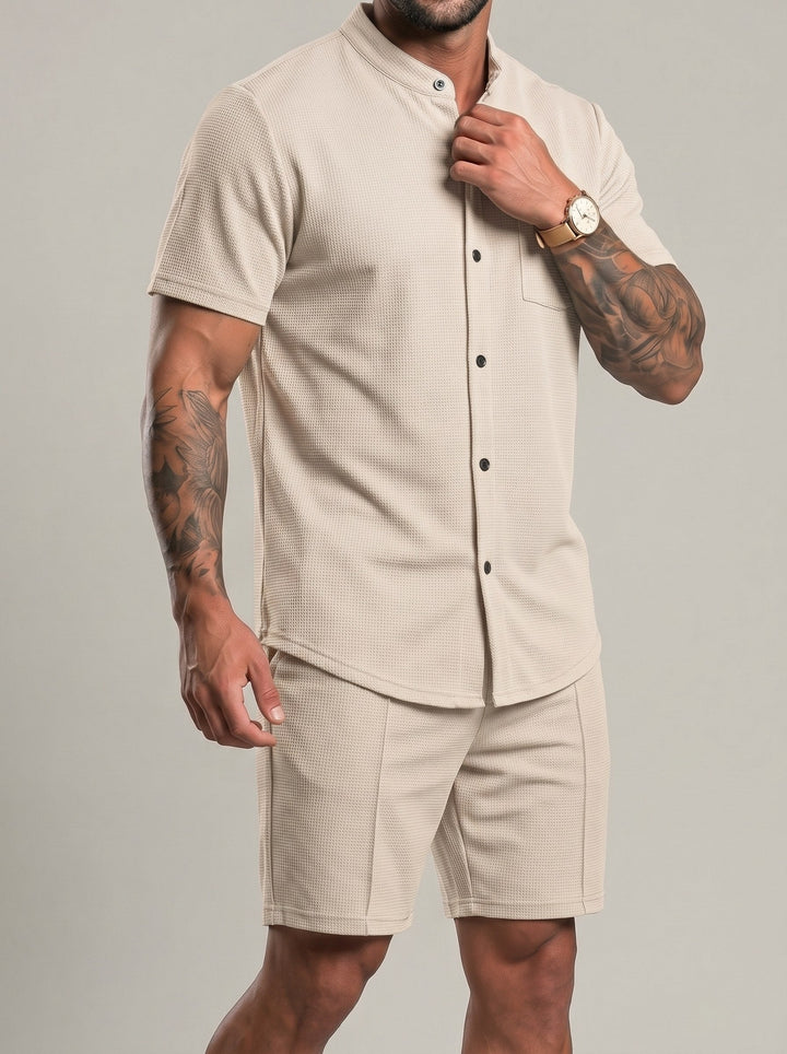 Ensemble chemise boutonnée et short, porté