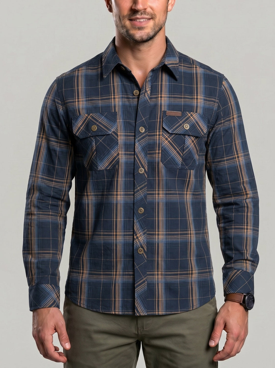 Chemise à carreaux à poches poitrine bleu foncé — vue de face