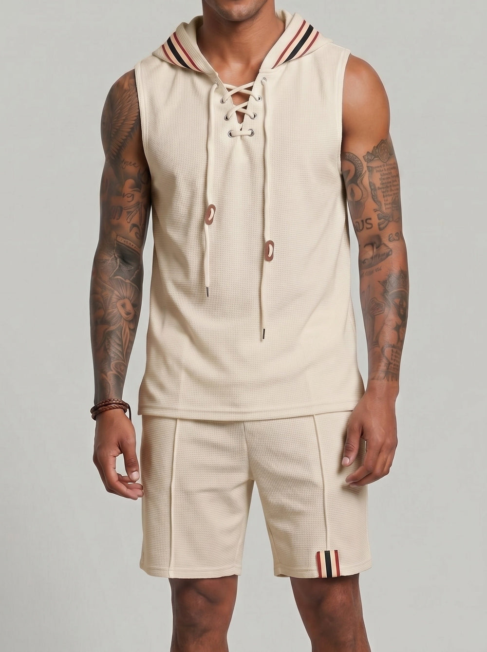 Ensemble gilet à capuche et short, porté