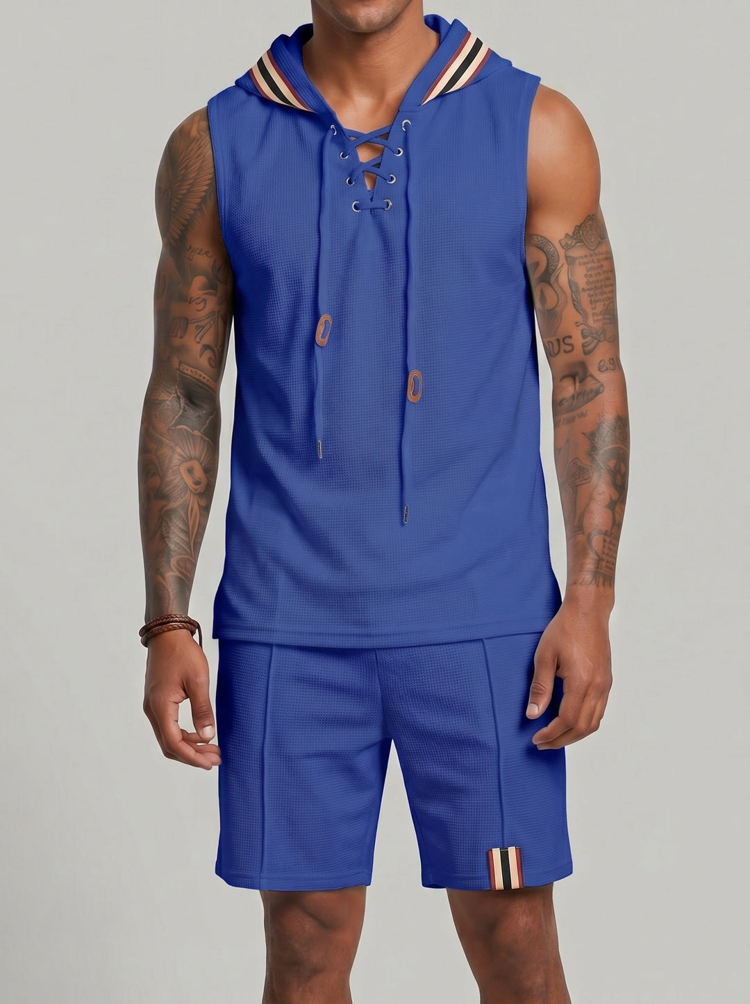 Ensemble gilet à capuche et short, porté