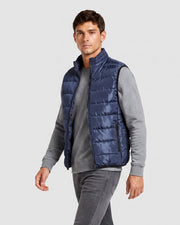 Gilet matelassé zippé sans manches bleu marine, vue portée de trois-quarts
