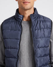 Gilet matelassé zippé sans manches bleu marine, gros plan du col montant