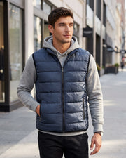 Gilet matelassé zippé sans manches bleu marine, vue portée en extérieur