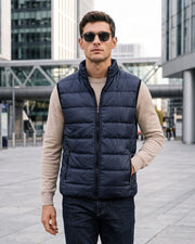 Gilet matelassé zippé sans manches bleu marine, vue portée en extérieur avec lunettes
