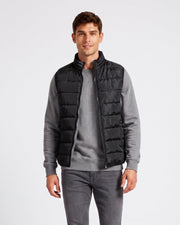 Gilet matelassé zippé sans manches noir, vue portée de face