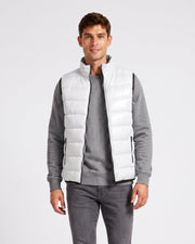 Gilet matelassé zippé sans manches blanc, vue portée de face