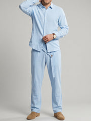 Ensemble chemise et pantalon coupe droite, porté
