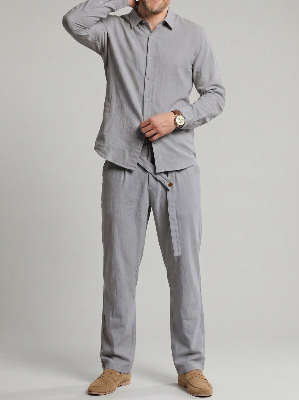 Ensemble chemise et pantalon coupe droite, porté
