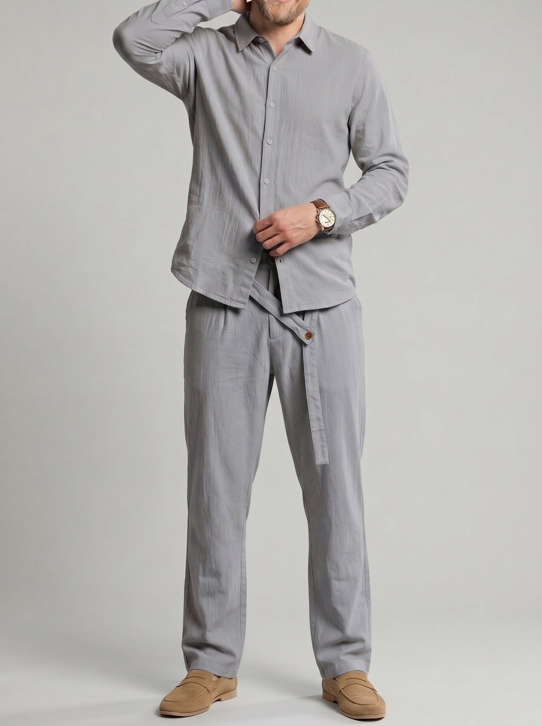 Ensemble chemise et pantalon coupe droite, porté