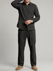 Ensemble chemise et pantalon coupe droite, porté
