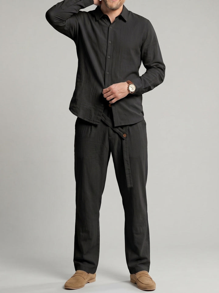 Ensemble chemise et pantalon coupe droite, porté