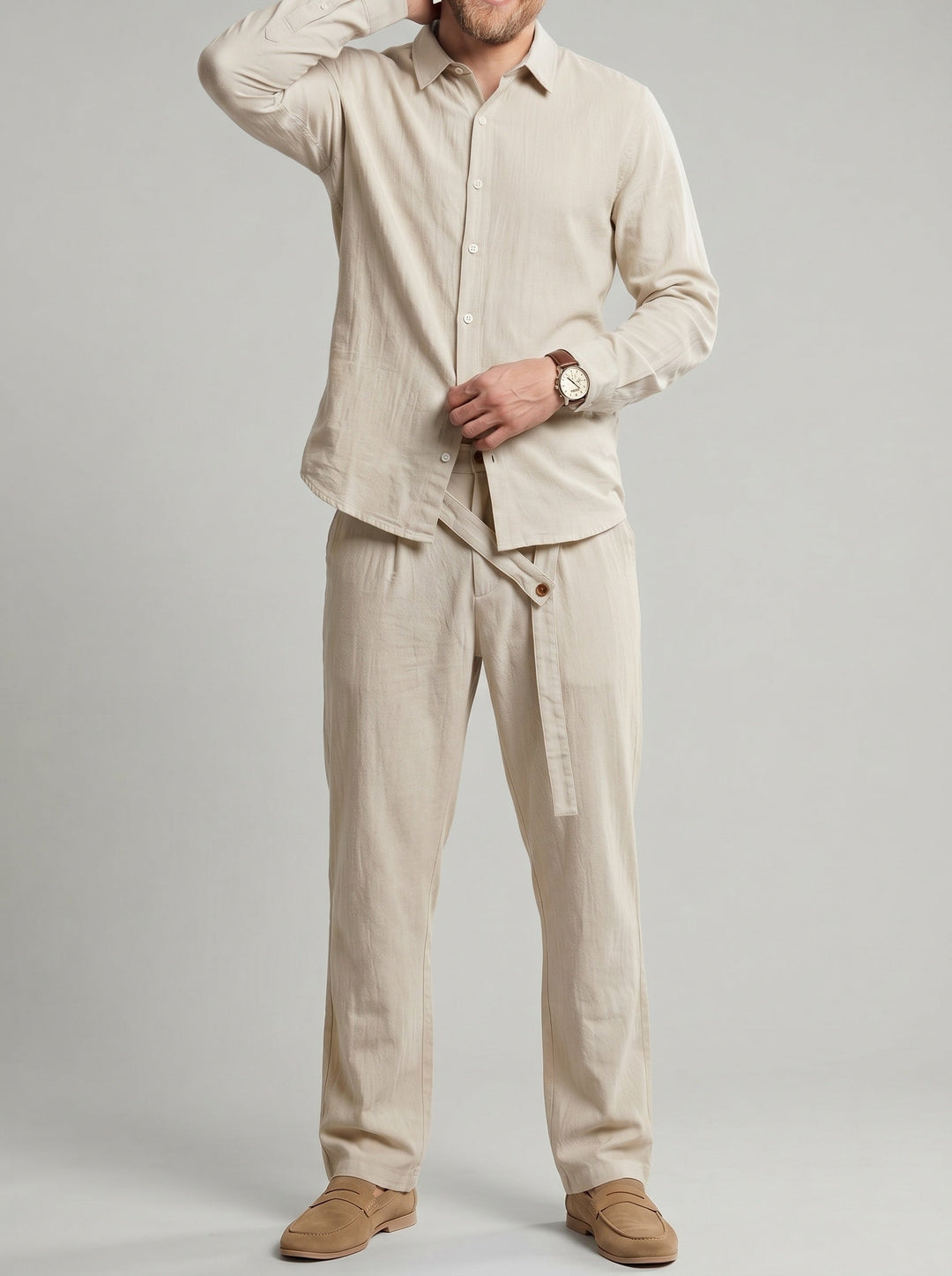 Ensemble chemise et pantalon coupe droite, porté