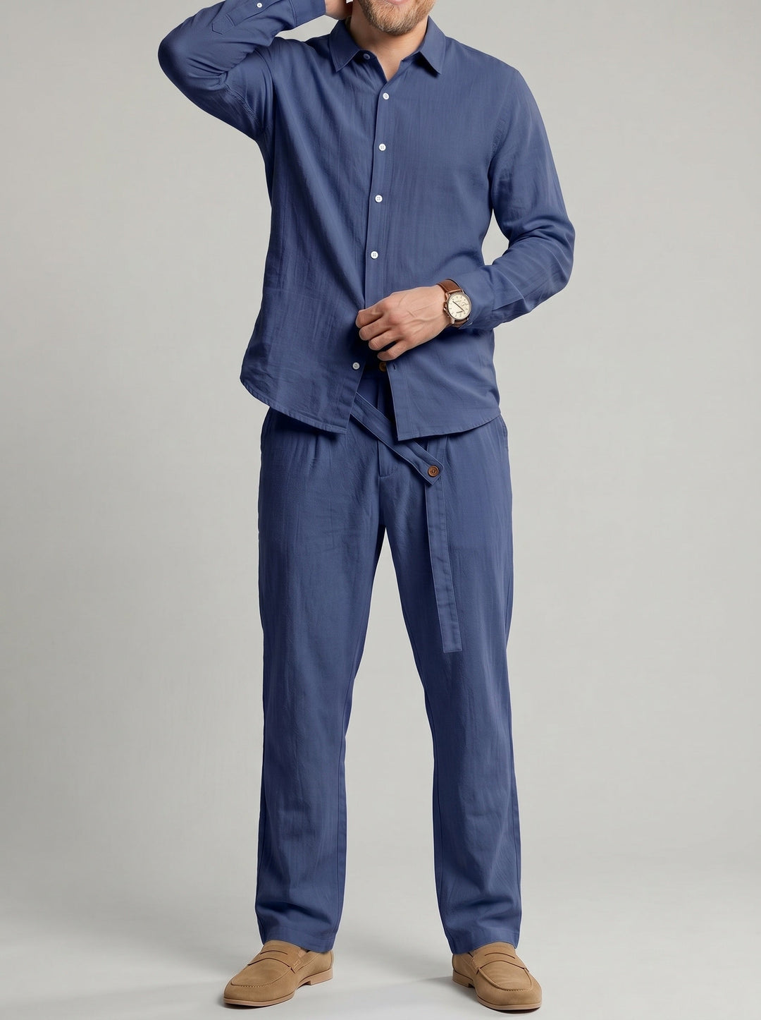 Ensemble chemise et pantalon coupe droite, porté