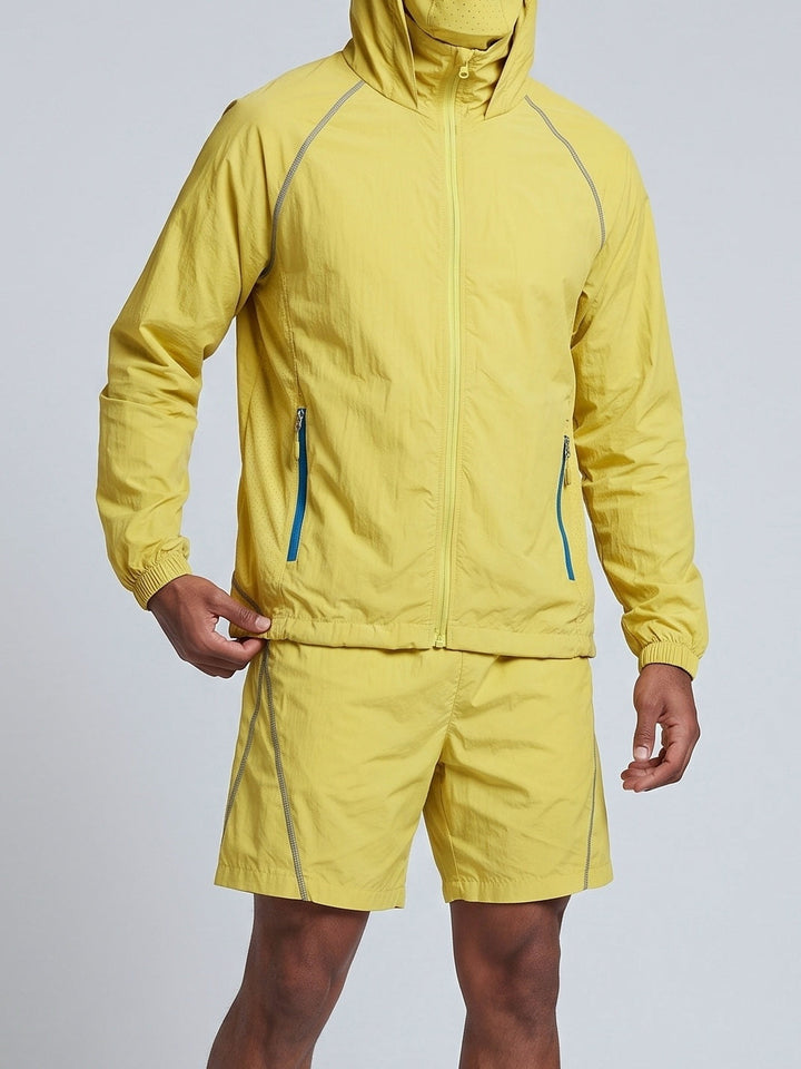 Ensemble veste à capuche et short, porté