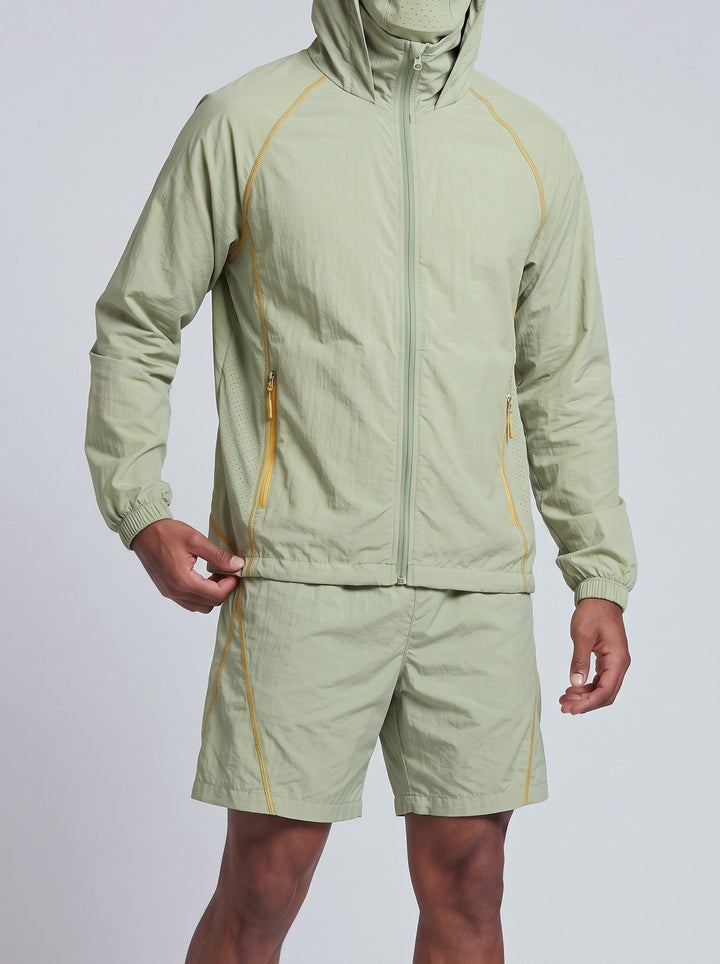 Ensemble veste à capuche et short, porté