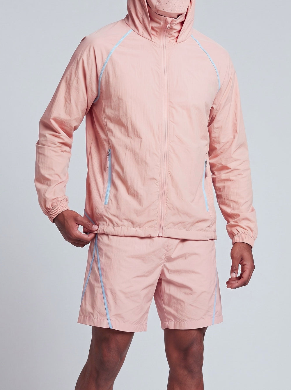 Ensemble veste à capuche et short, porté