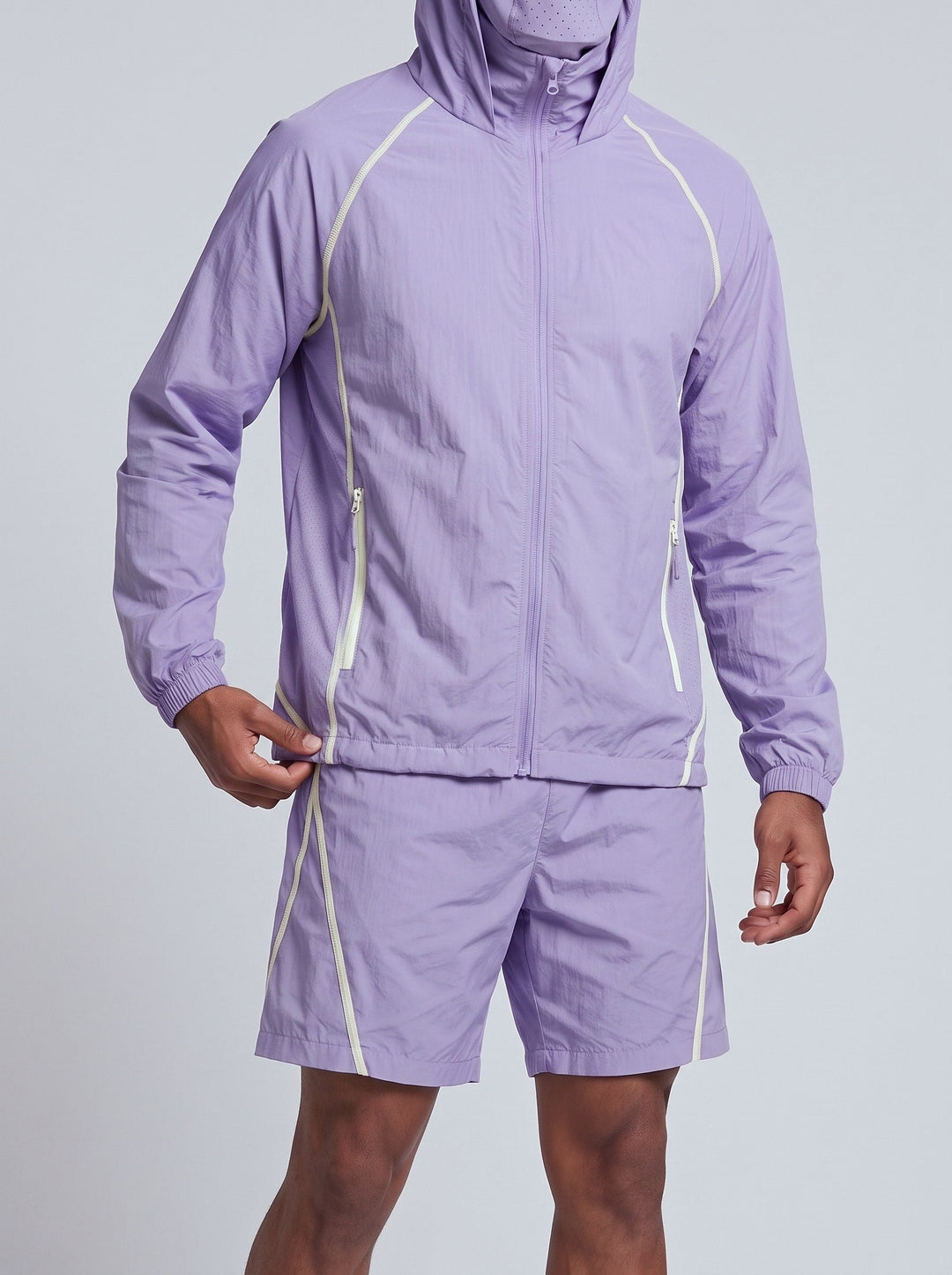 Ensemble veste à capuche et short, porté