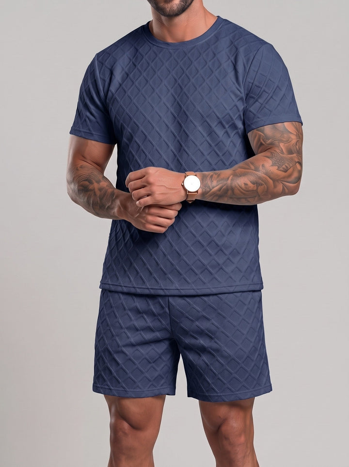 Homme portant un ensemble bleu t-shirt et short à motif de losanges.