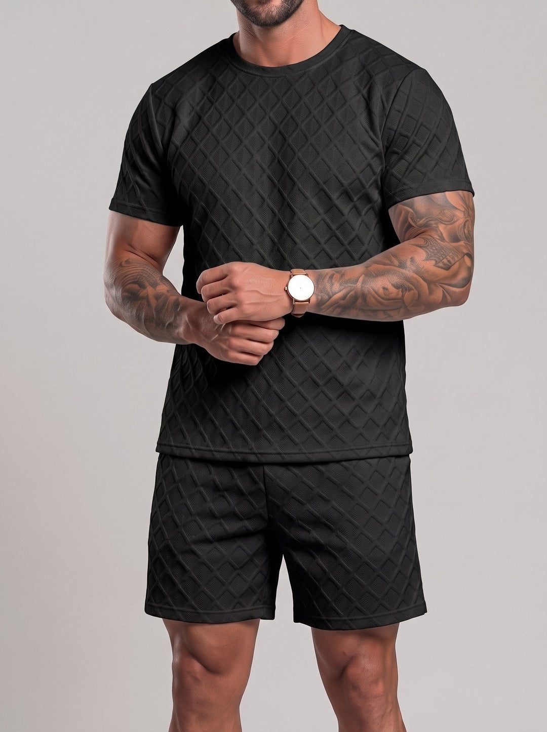 Homme portant un ensemble noir t-shirt et short à motif de losanges.