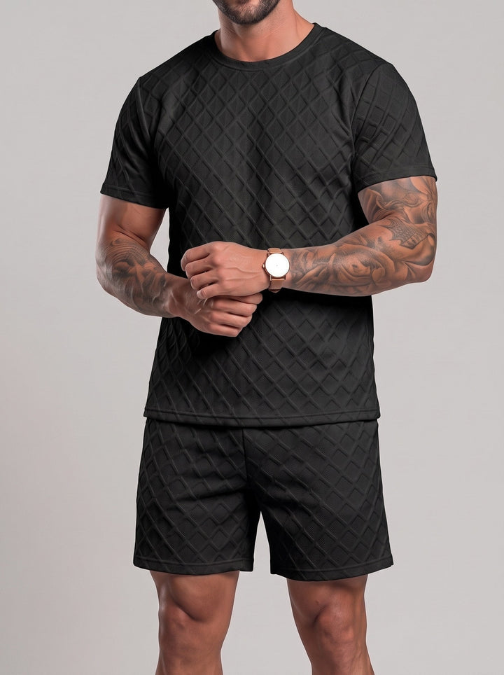 Homme portant un ensemble noir t-shirt et short à motif de losanges.