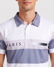 Ensemble urbain coordonné blanc, gris et bleu — gros plan poitrine du polo et bande grise