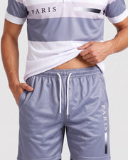 Ensemble urbain coordonné blanc, gris et bleu — gros plan short, cordon et poche latérale