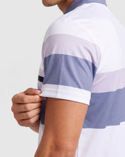 Ensemble urbain coordonné blanc, gris et bleu — détail manche courte rayée