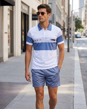 Ensemble urbain coordonné blanc, gris et bleu — vue portée en marche, lunettes de soleil