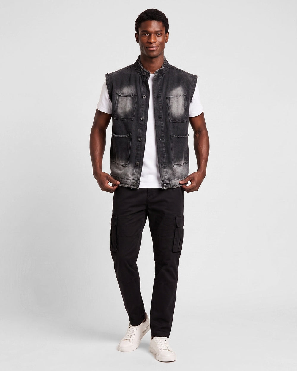 Gilet en denim sans manches noir délavé — vue portée en pied