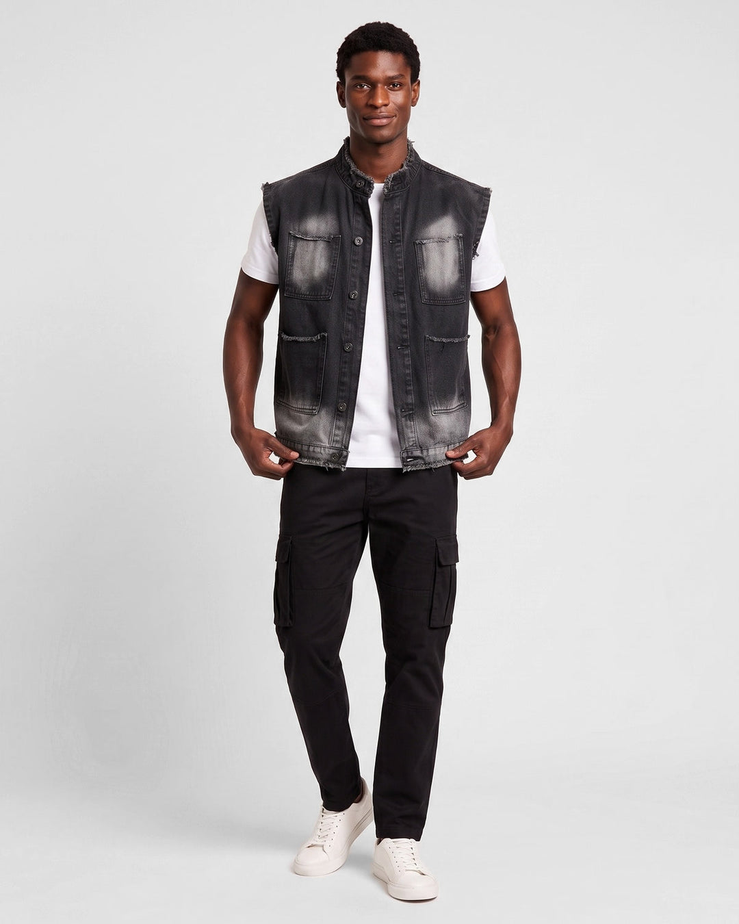 Gilet en denim sans manches noir délavé — vue portée en pied