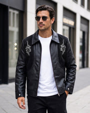 Blouson noir à motifs de dragons brodés, vue portée en extérieur avec lunettes