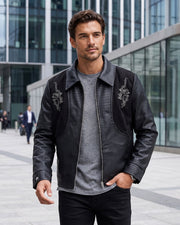 Blouson noir à motifs de dragons brodés, vue portée en extérieur de face