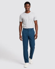 Pantalon légèrement évasé bleu marine — vue portée en pied, avec t-shirt blanc