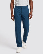 Pantalon légèrement évasé bleu marine — vue portée de face, chaussures blanches
