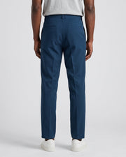 Pantalon légèrement évasé bleu marine — vue portée de dos