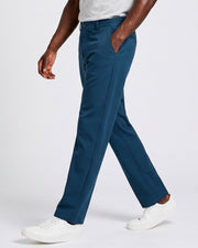 Pantalon légèrement évasé bleu marine — vue portée de profil, main dans la poche