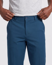 Pantalon légèrement évasé bleu marine — gros plan taille et poches avant