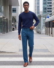 Pantalon légèrement évasé bleu marine — vue portée en marche, avec pull bleu marine