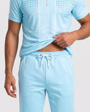 Ensemble sport décontracté bleu ciel — détail ceinture et cordon du jogging