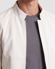 Costume deux pièces beige — gros plan col et fermeture zippée
