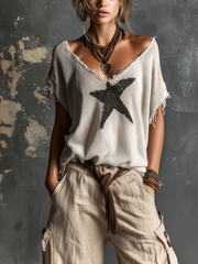 Pull étoiles bords bruts blanc cassé — vue portée de face, pantalon cargo beige