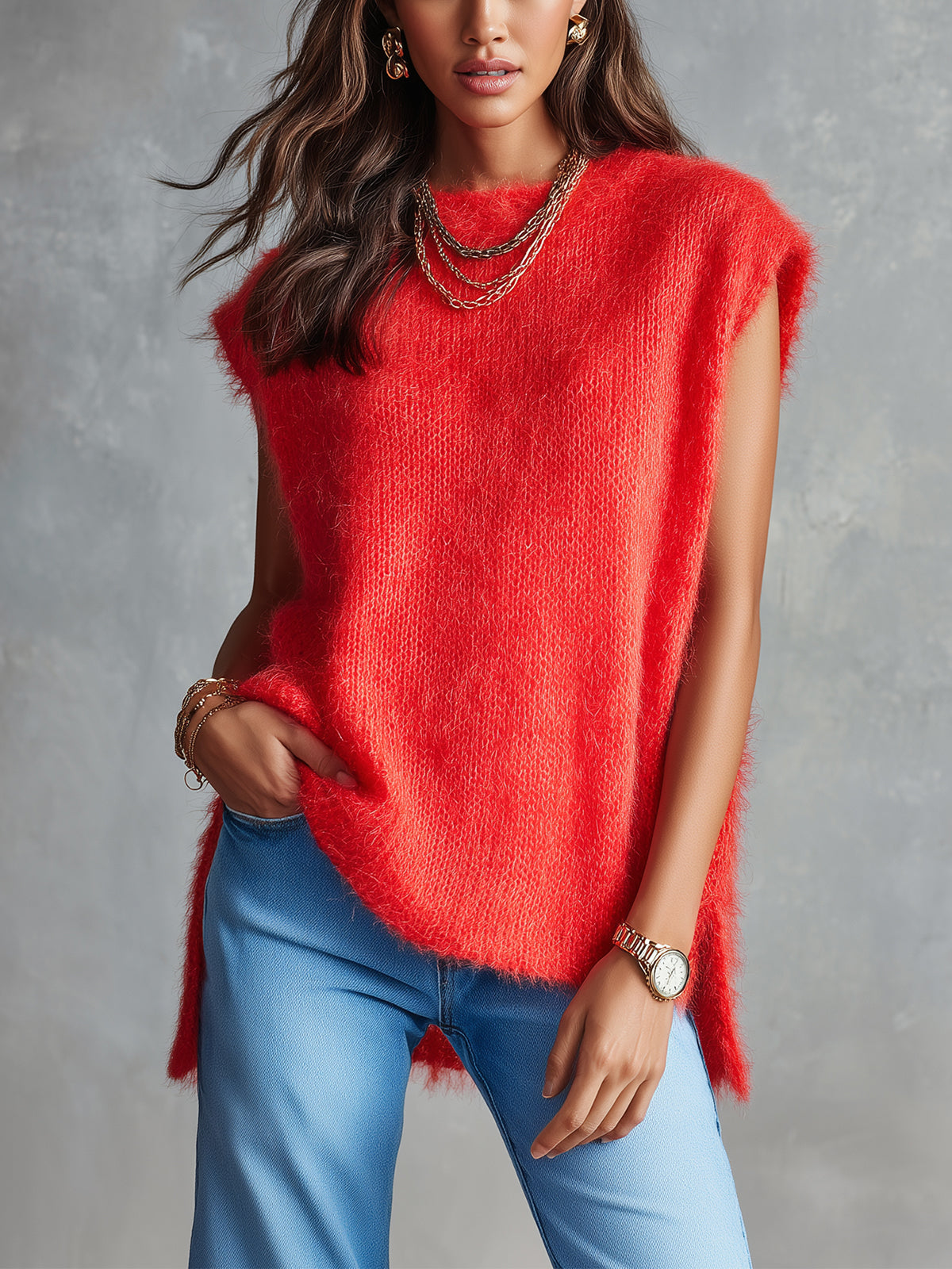 Gilet rouge mohair col bateau — vue portée de face, main dans la poche, collier doré et montre