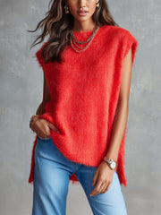 Gilet rouge mohair col bateau — vue portée de face, main dans la poche, collier doré et montre