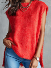 Gilet rouge mohair col bateau — gros plan de la maille duveteuse et des bordures côtelées des emmanchures