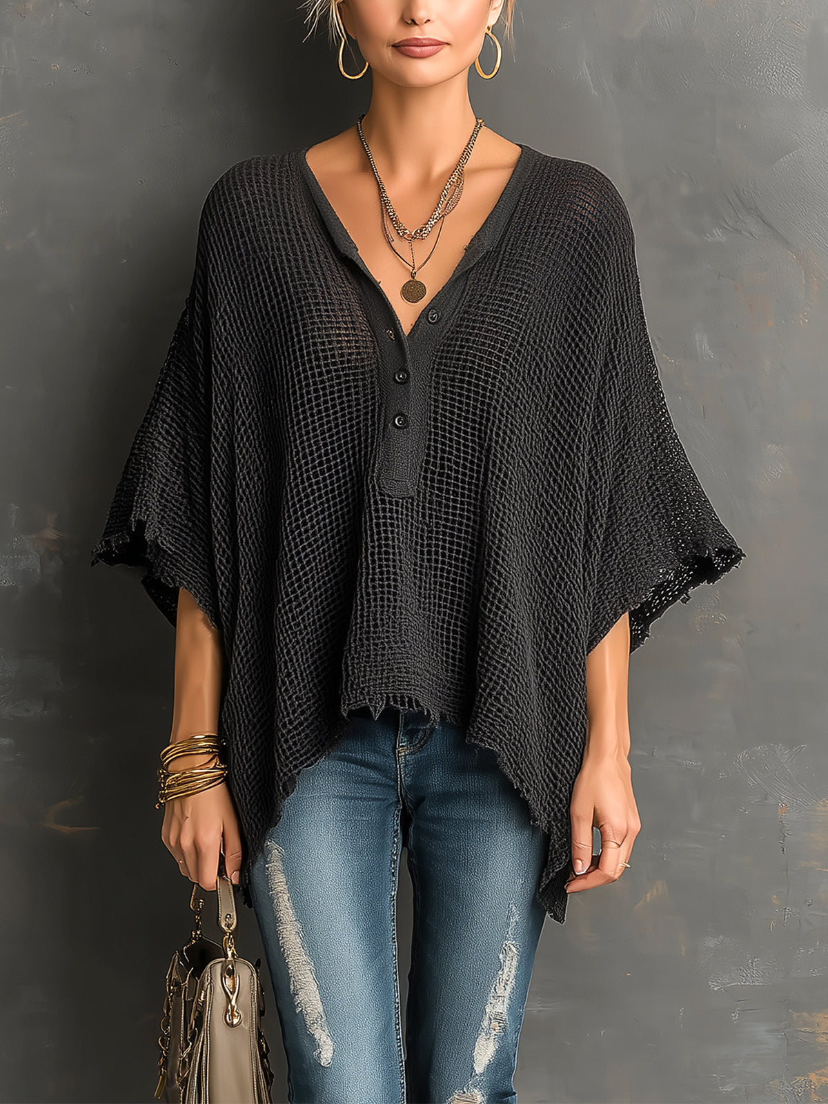 Pull ample à manches chauve-souris noir — vue portée de face, jean déchiré et colliers