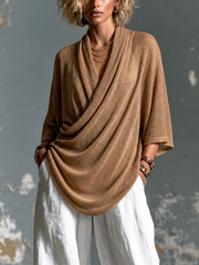 Pull camel col drapé asymétrique — vue portée de face, cadrée à la taille, drapé croisé sur le buste