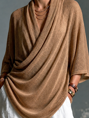 Pull camel col drapé asymétrique — gros plan du col drapé, des colliers et des bracelets