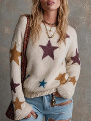 Pull blanc étoiles multicolores — vue portée de face, grandes étoiles bordeaux et bleues, jean et colliers