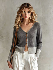 Cardigan gris à bordures contrastantes — vue portée de trois-quarts, bandoulière de sac marron